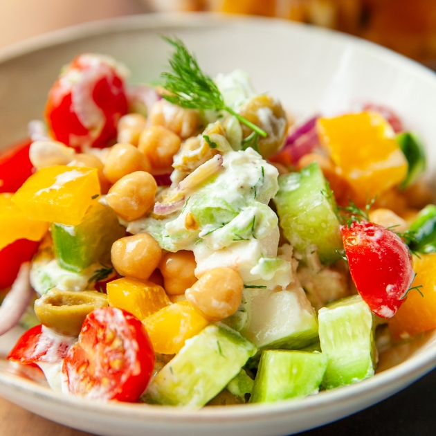 Sałatka grecka z ciecierzycą i sosem tzatziki