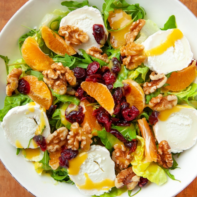Sałatka z kozim serem, mandarynkami i żurawiną