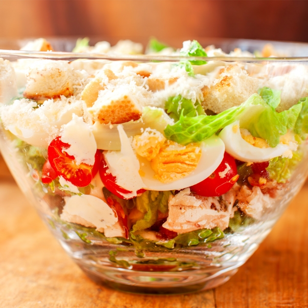 Sałatka z kurczakiem, jajkiem, boczkiem, grzankami oraz sosem Cezar