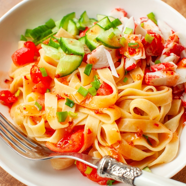 Sałatka z makaronem i paluszkami krabowymi