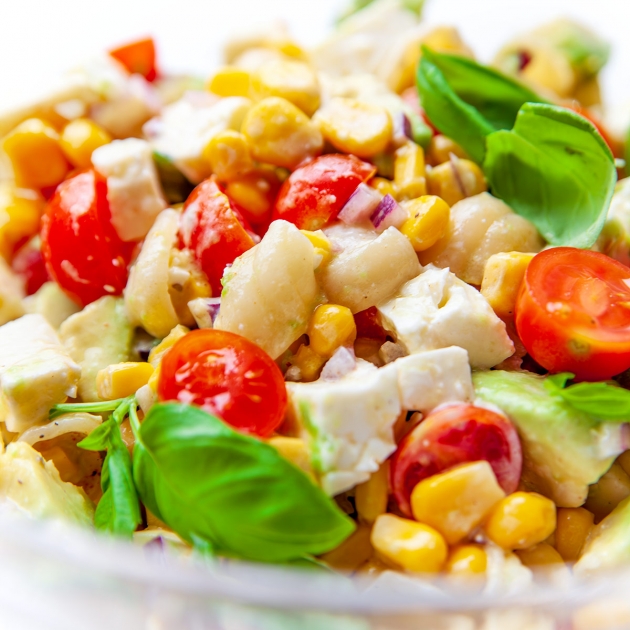 Sałatka makaronowa z awokado, fetą, pomidorkami i kukurydzą