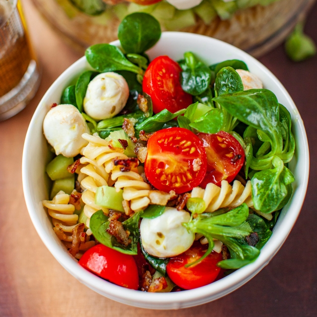 Sałatka makaronowa z prażoną cebulką