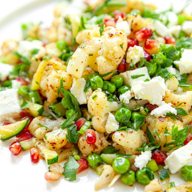 Sałatka na ciepło z kalafiora, groszku i cukinii