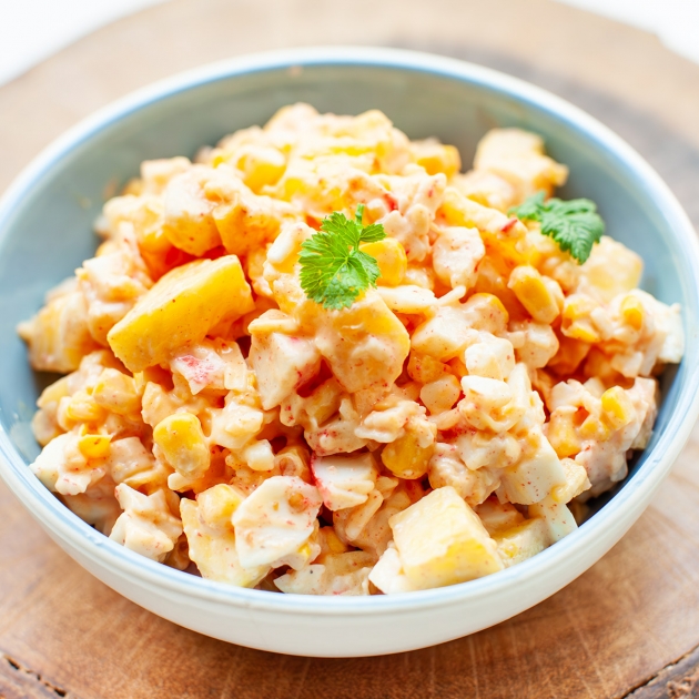 Sałatka z paluszkami krabowymi, jajkami, kukurydzą i ananasem