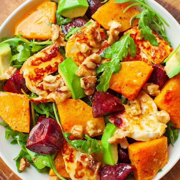 Sałatka z pieczoną dynią, serem halloumi i burakiem