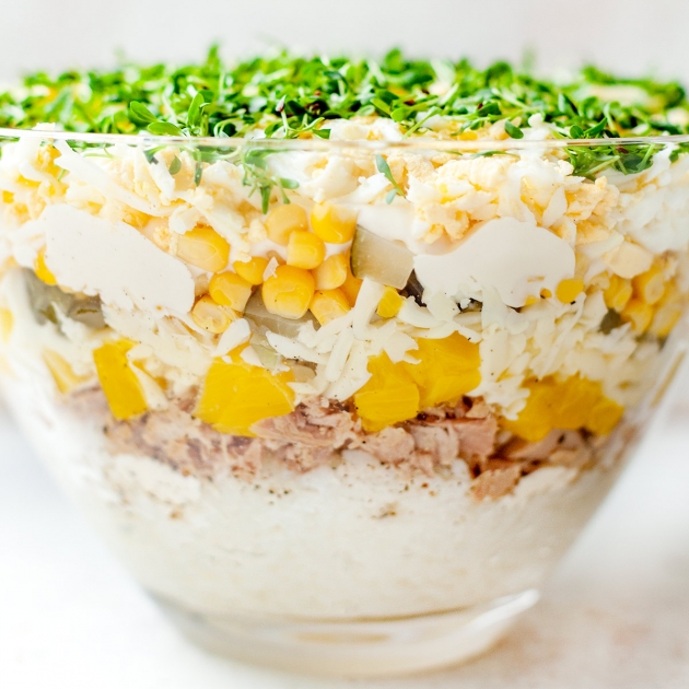 Sałatka ryżowa z tuńczykiem, jajkiem i kukurydzą