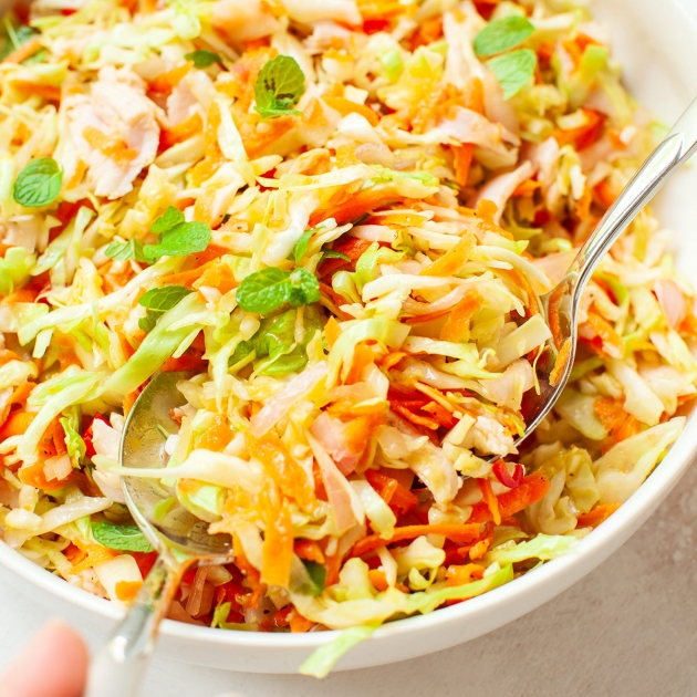 Wietnamska sałatka z młodą kapustą i kurczakiem