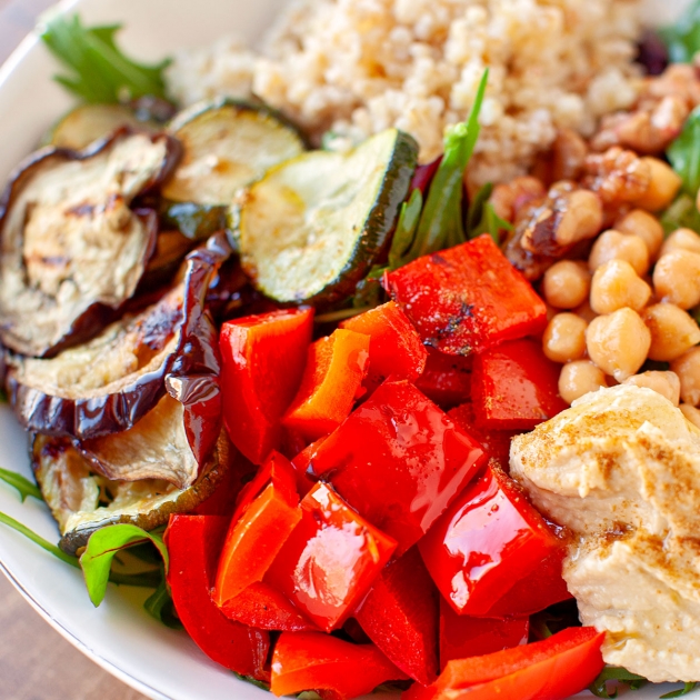 Sałatka z grillowanymi warzywami, ciecierzycą, hummusem i kaszą