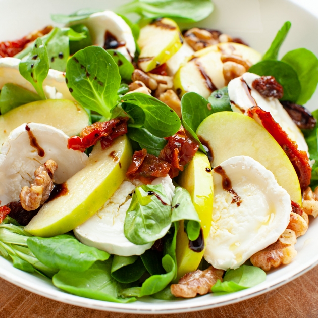 Sałatka z jabłkiem, orzechami włoskimi i serem kozim