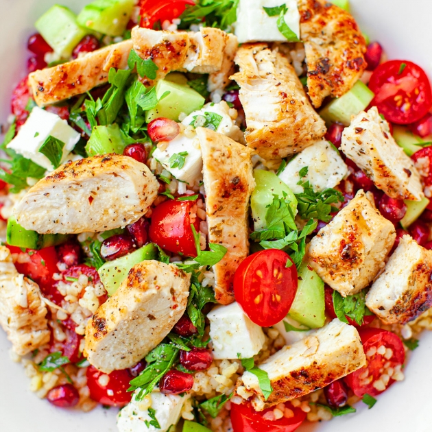 Sałatka z kurczakiem, kuskusem i fetą