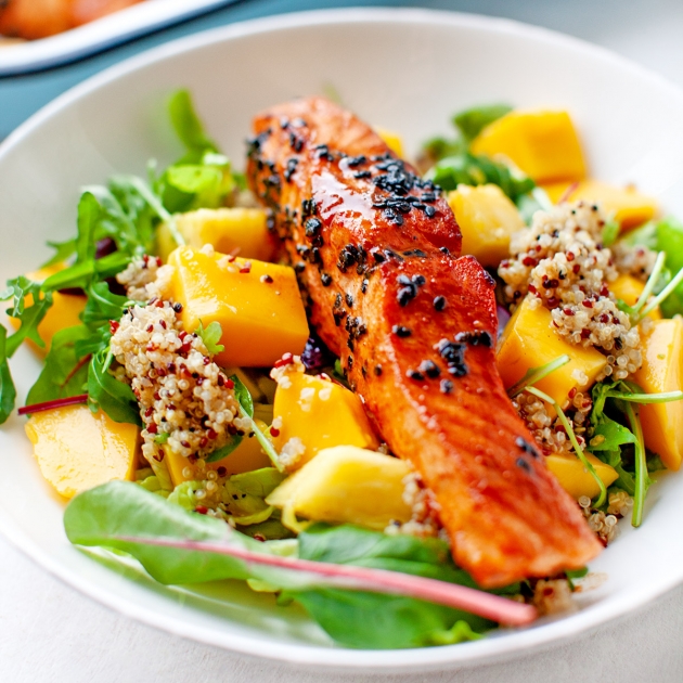 Sałatka z pieczonym łososiem