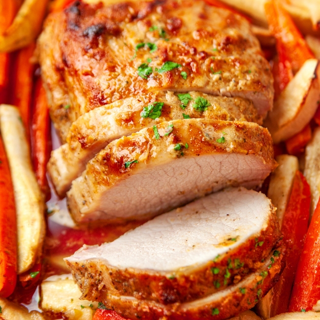 Schab pieczony z marchewką, pietruszką i jabłkiem