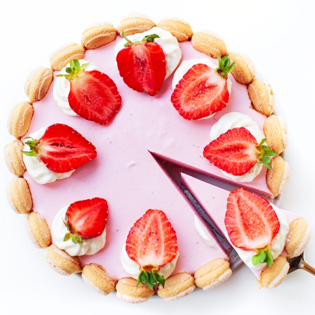 Sernik na zimno z musem truskawkowym