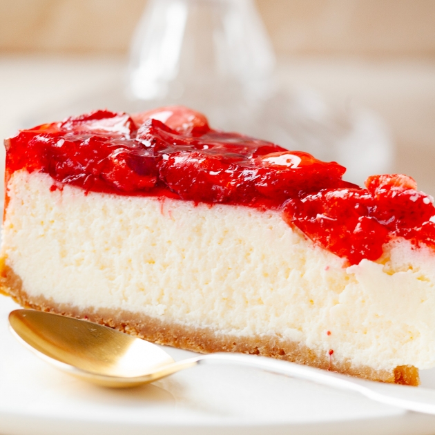 Sernik z białą czekoladą i galaretką truskawkową