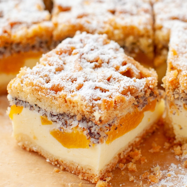 Sernik z brzoskwiniami i makiem