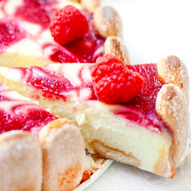 Sernik z musem malinowym