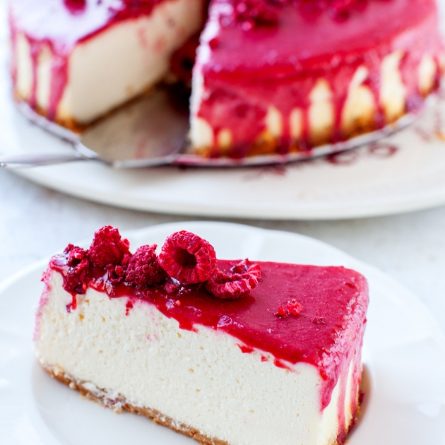 Sernik z polewą malinową