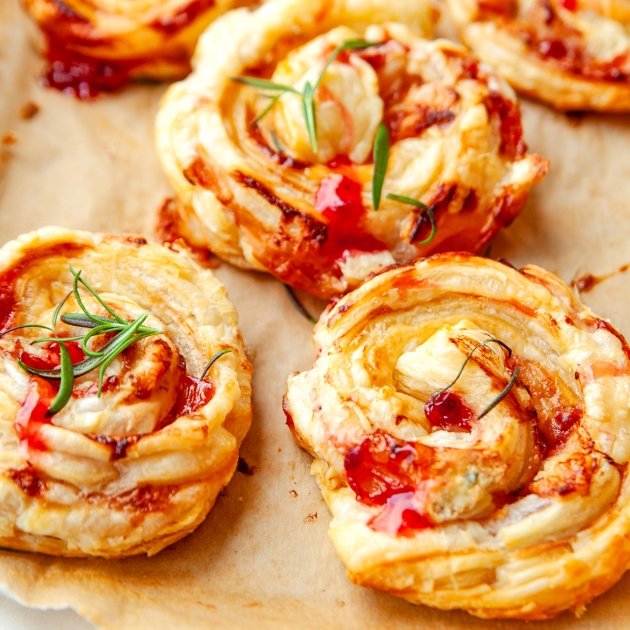 Ślimaczki z ciasta francuskiego z żurawiną i serem brie