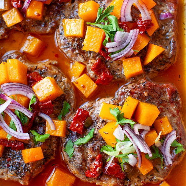 Steki z karkówki pieczone z dynią i suszonymi pomidorami