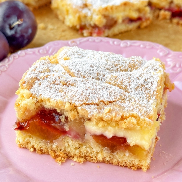 Szarlotka ze śliwkami i budyniem