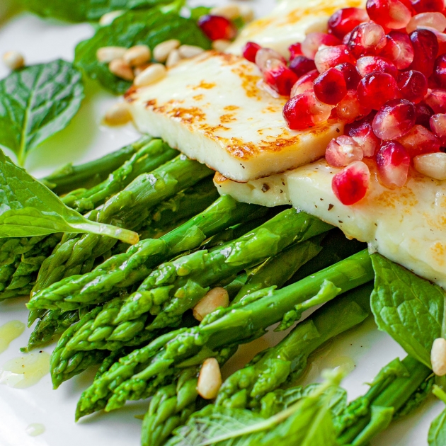 Szparagi z halloumi i granatem