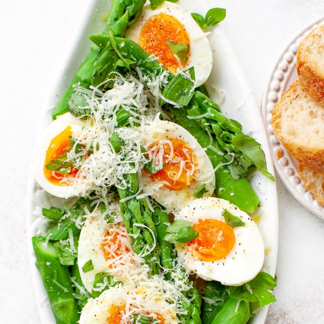 Szparagi z jajkami i tartym parmezanem