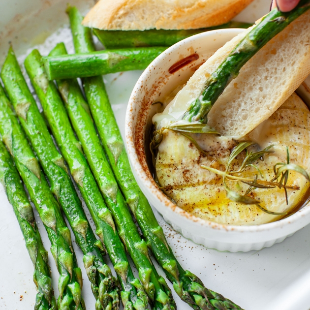 Szparagi zapiekane z serem camembert i grzankami