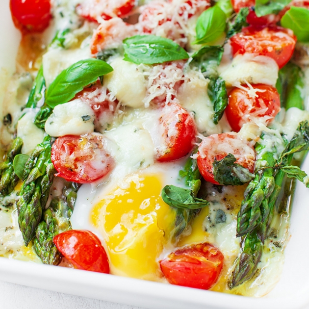 Szparagi zapiekane z jajkiem