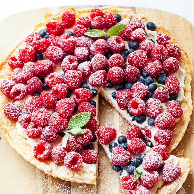 Szybka tarta na cieście francuskim z mascarpone i owocami