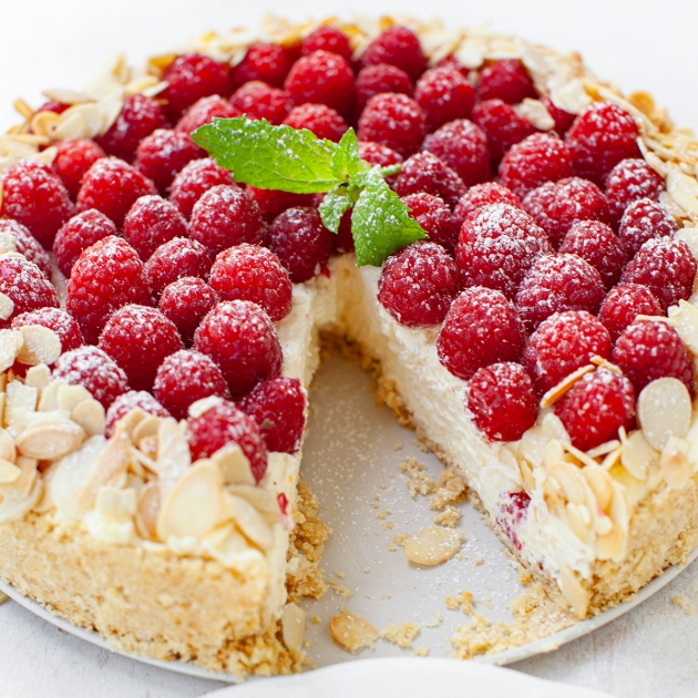 Tarta bez pieczenia z malinami i migdałami