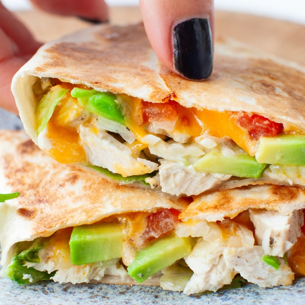 Tortilla z kurczakiem i awokado