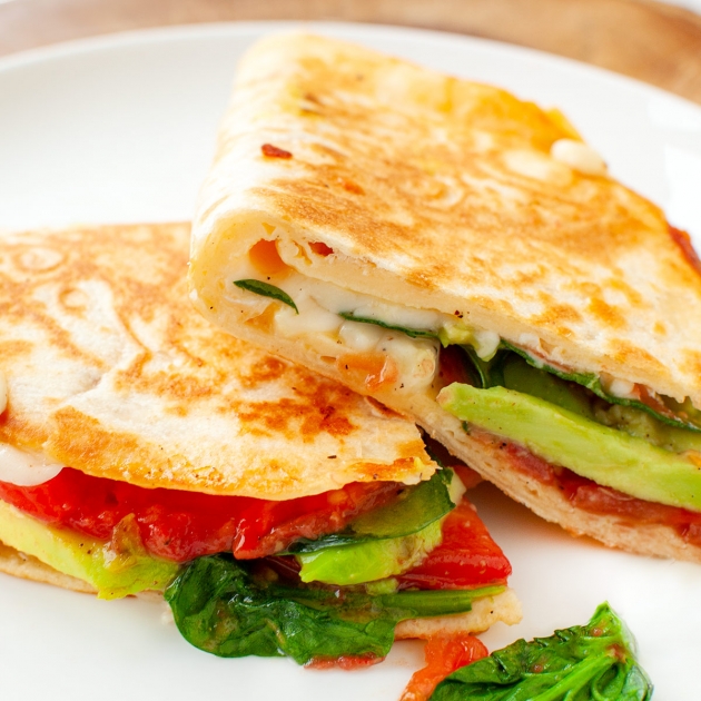 Tortilla z omletem, pomidorem i awokado