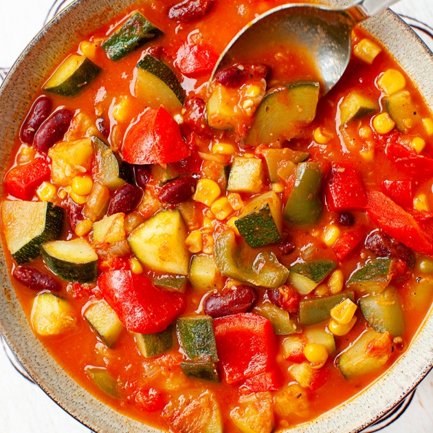Wegetariańskie leczo z cukinią, czerwoną fasolą i kukurydzą