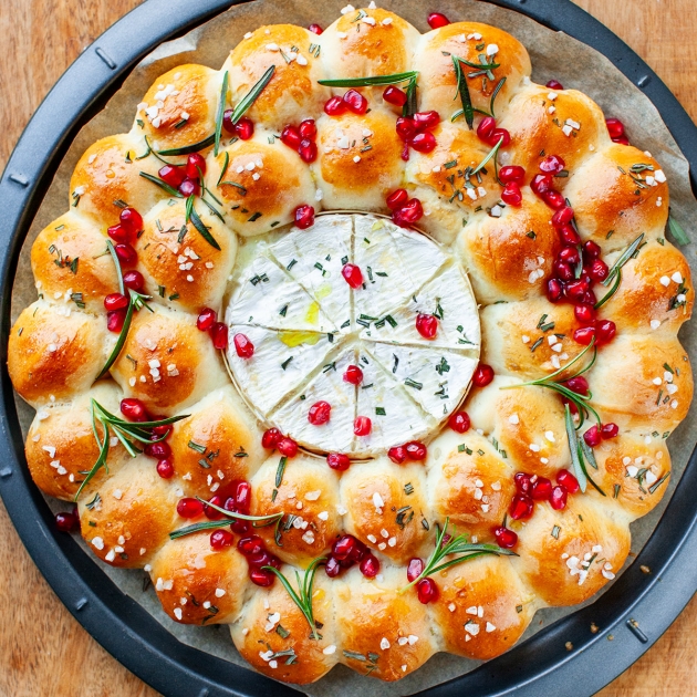 Wieniec z bułeczek drożdżowych z camembertem i rozmarynem