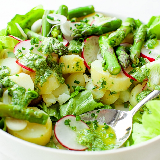 Wiosenna sałatka ziemniaczana ze szparagami i rzodkiewkami