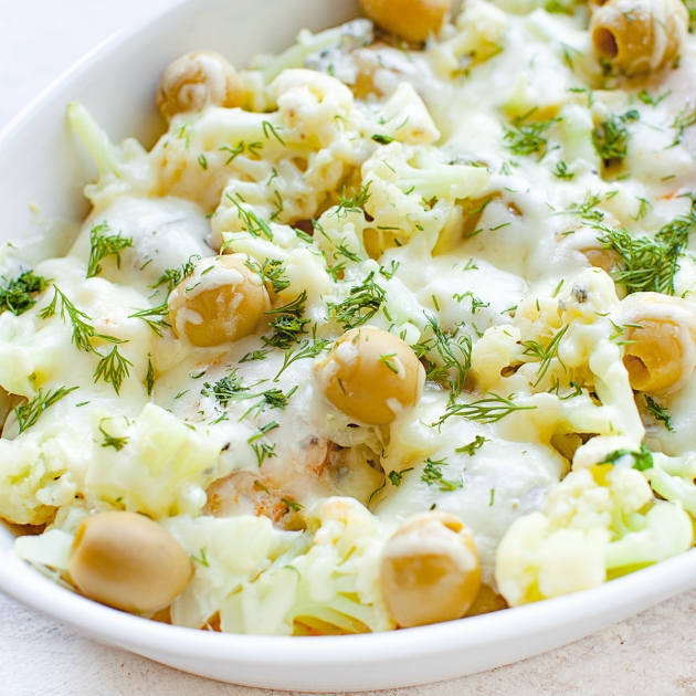 Zapiekanka z kalafiorem, kurczakiem, ziemniakami i sosem serowym