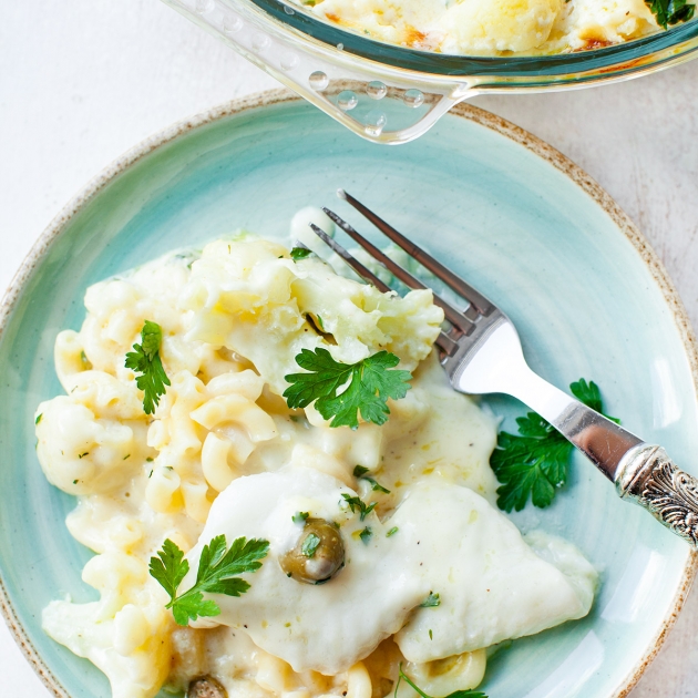 Zapiekanka z halibutem, makaronem i sosem mornay