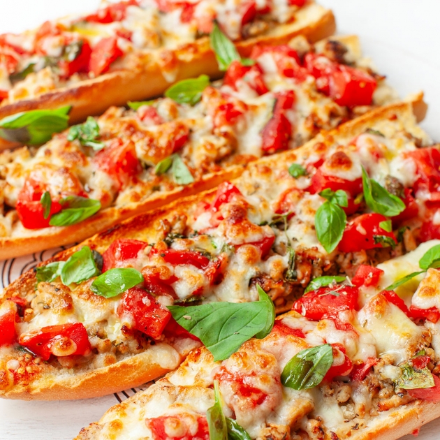 Zapiekanki z kurczakiem, pomidorem i mozzarellą