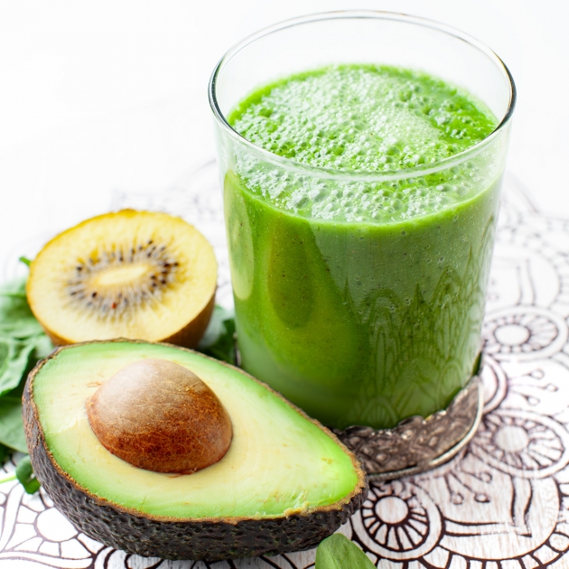 Zielone smoothie ze szpinaku i awokado