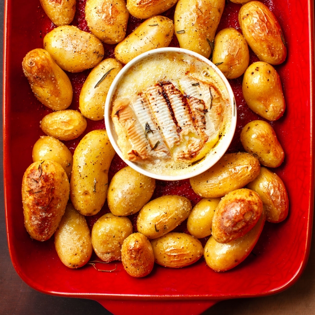 Ziemniaczki pieczone z camembertem