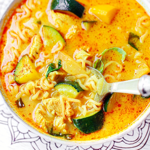 Zupa curry z kurczakiem i cukinią