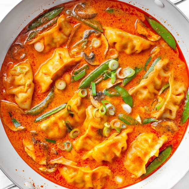 Zupa curry z pierożkami gyoza