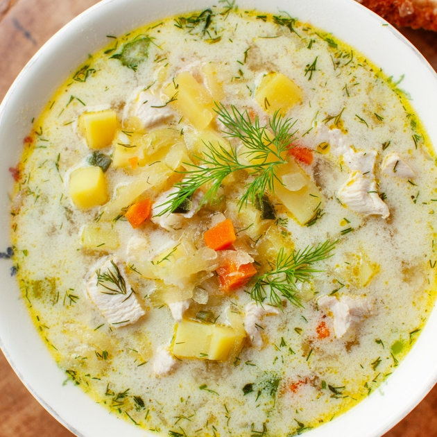 Zupa ogórkowa z kurczakiem