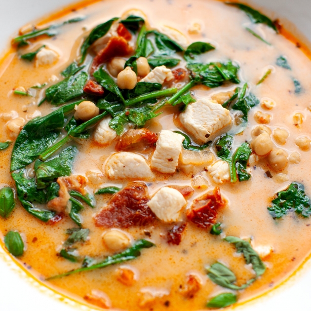 Zupa po toskańsku z kurczakiem, ciecierzycą i szpinakiem