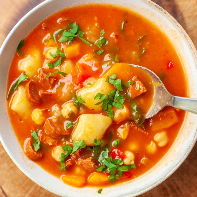 Zupa z kopytkami, dynią, chorizo i ciecierzycą