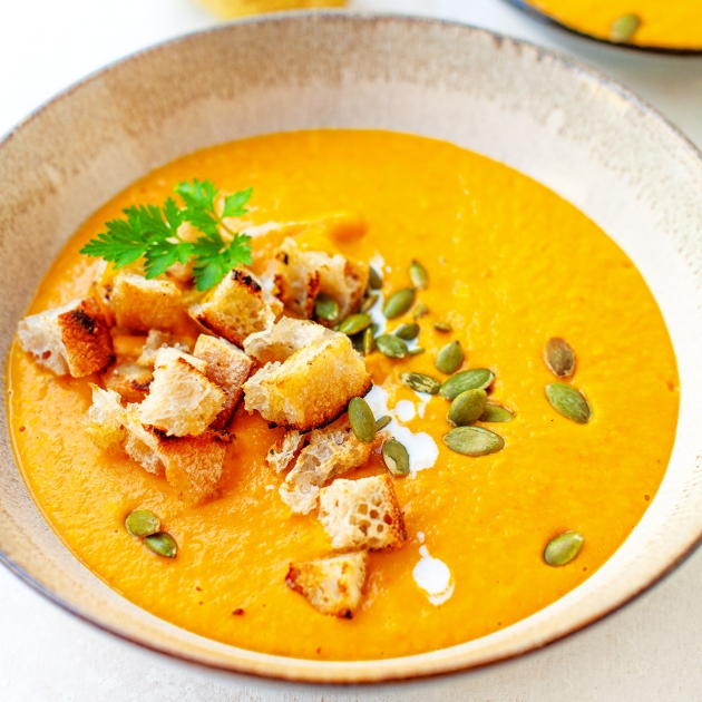 Zupa z pieczonej dyni, gruszki i pietruszki