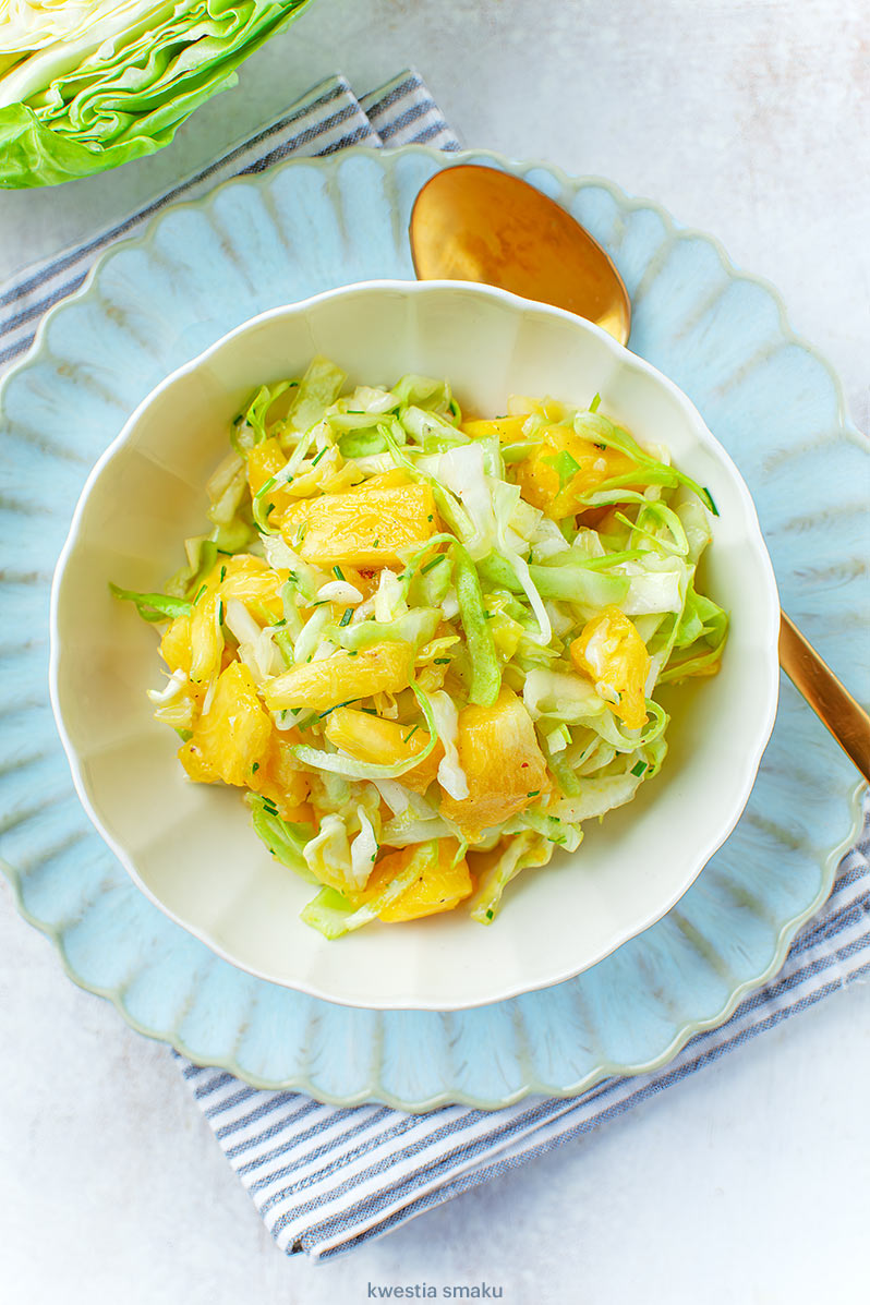 Surówka z młodej kapusty z ananasem