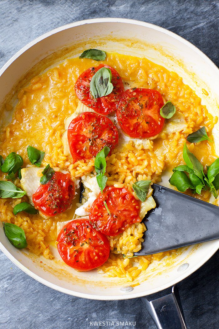 Sola z pomidorami na szafranowym risotto