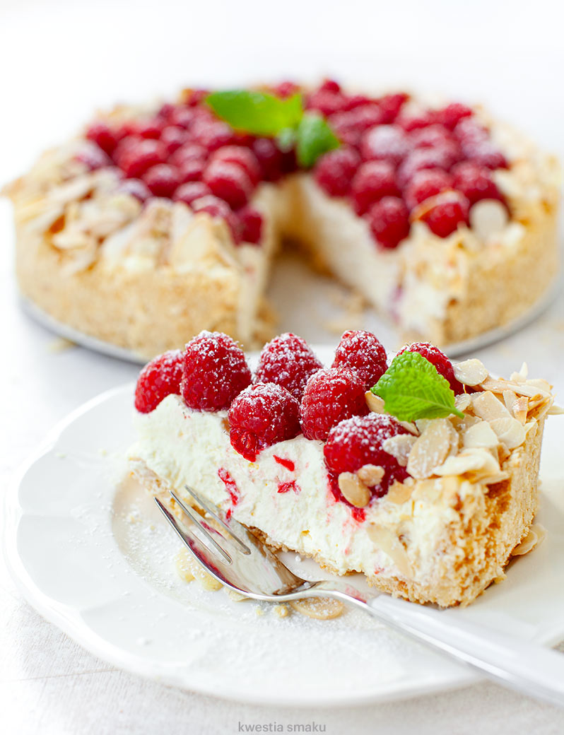 Sernik na zimno z mascarpone, malinami i migdałami