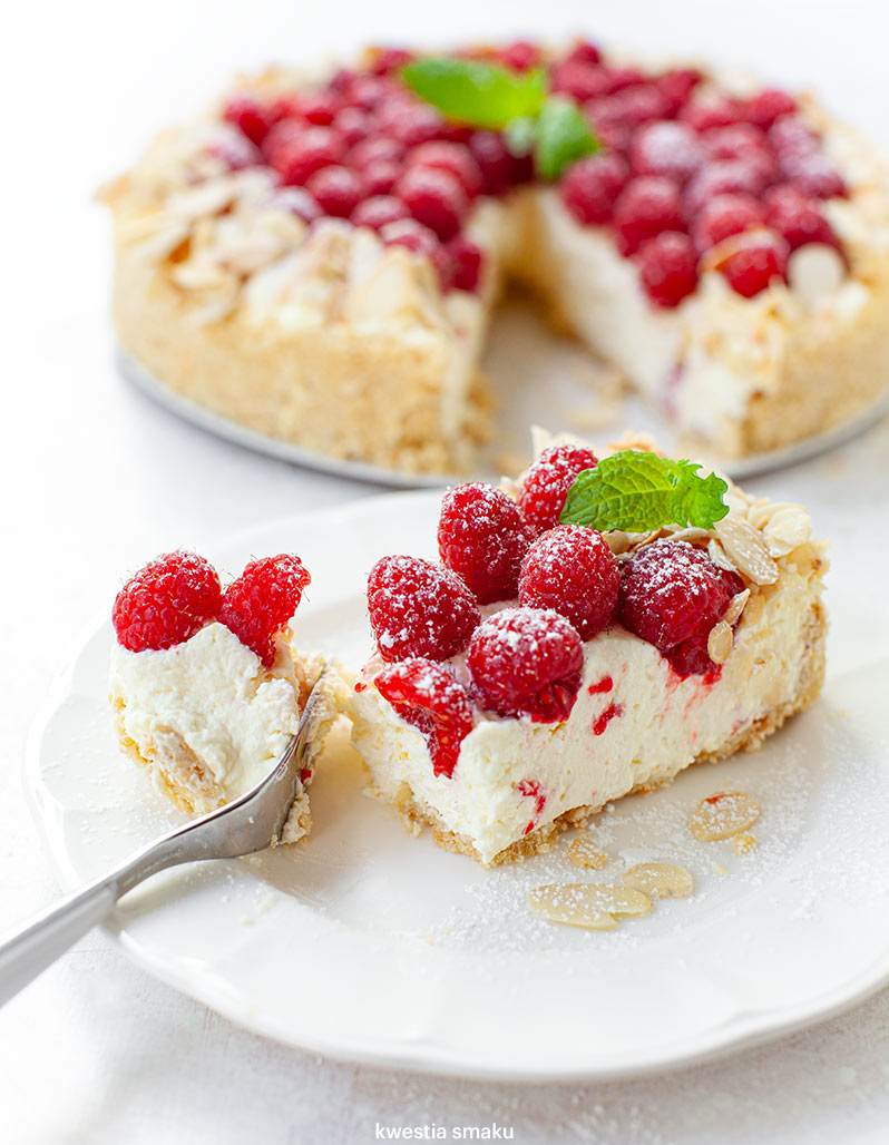 Sernik na zimno z mascarpone, malinami i migdałami